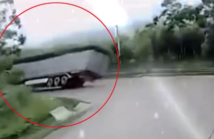 Clip TNGT: Đầu kéo vào cua lật cả thùng xuống đường