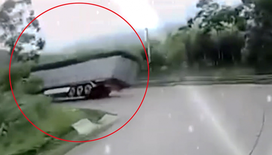 Clip TNGT: Đầu kéo vào cua lật cả thùng xuống đường