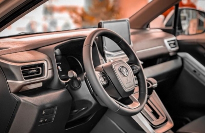 Màn hình xe Toyota Innova tự nhiên không mở được Youtube là bị sao?