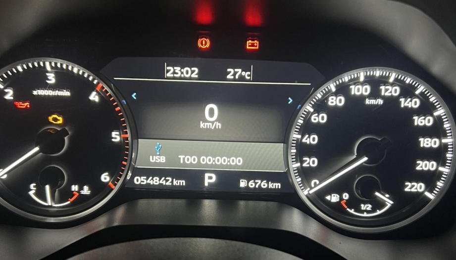 Có phải đồng hồ xe Mitsubishi Triton của em báo sai nhiên liệu?