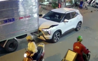 Clip TNGT: Nữ tài xế cầm lái Mitsubishi Xforce đâm hàng loạt phương tiện tại Hà Nội