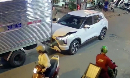 Clip TNGT: Nữ tài xế cầm lái Mitsubishi Xforce đâm hàng loạt phương tiện tại Hà Nội