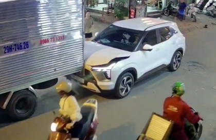 Clip TNGT: Nữ tài xế cầm lái Mitsubishi Xforce đâm hàng loạt phương tiện tại Hà Nội