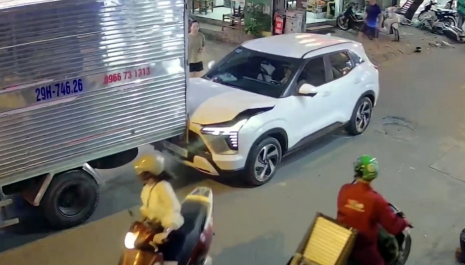 Clip TNGT: Nữ tài xế cầm lái Mitsubishi Xforce đâm hàng loạt phương tiện tại Hà Nội