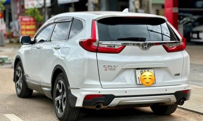 Tình trạng đèn đuôi xe Honda CRV của em thế này là sao nhỉ?