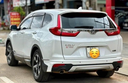 Tình trạng đèn đuôi xe Honda CRV của em thế này là sao nhỉ?