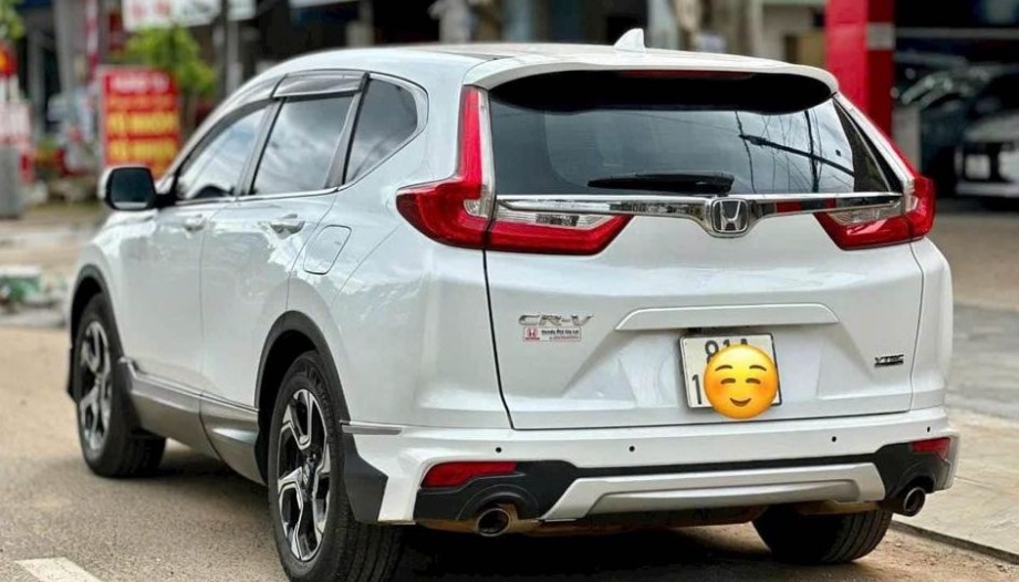 Tình trạng đèn đuôi xe Honda CRV của em thế này là sao nhỉ?