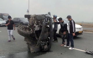 Clip TNGT: Buồn ngủ, tài xế VinFast VF 5 húc lan can rồi lật nghiêng trên cầu Nhật Tân