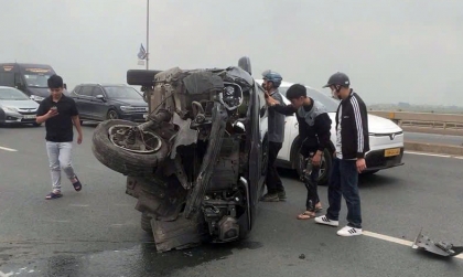 Clip TNGT: Buồn ngủ, tài xế VinFast VF 5 húc lan can rồi lật nghiêng trên cầu Nhật Tân