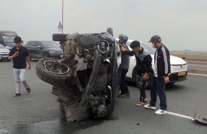 Clip TNGT: Buồn ngủ, tài xế VinFast VF 5 húc lan can rồi lật nghiêng trên cầu Nhật Tân