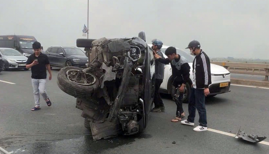 Clip TNGT: Buồn ngủ, tài xế VinFast VF 5 húc lan can rồi lật nghiêng trên cầu Nhật Tân