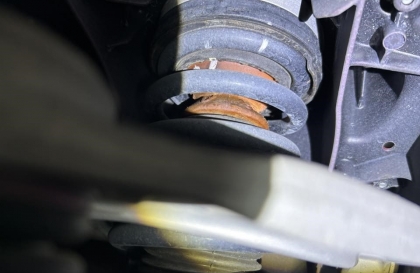 Anhem cho hỏi phuộc xe Vinfast Lux  A bị rỉ thế này có sao không nhỉ?