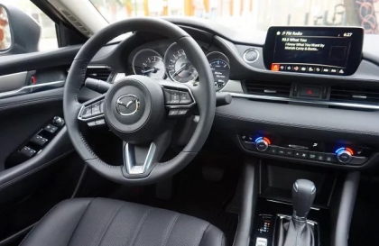 Anh em cho hỏi xe Mazda 6 bị kêu khi đánh lái là bị sao?