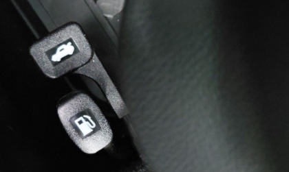 Xin cách xử lý lỗi không mở được nắp bình xăng Kia Soluto