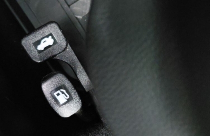 Xin cách xử lý lỗi không mở được nắp bình xăng Kia Soluto