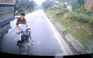 Clip TNGT: Vượt ẩu không quan sát, thanh niên đi xe máy vứt cả xe nhảy ra ngoài khi đấu đầu xe tải.
