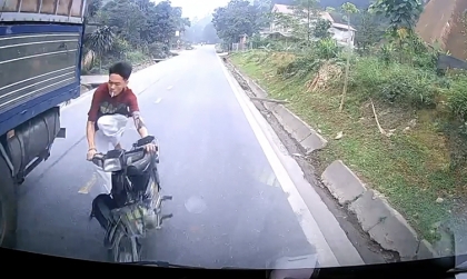 Clip TNGT: Vượt ẩu không quan sát, thanh niên đi xe máy vứt cả xe nhảy ra ngoài khi đấu đầu xe tải.