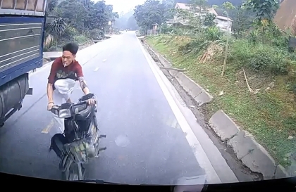 Clip TNGT: Vượt ẩu không quan sát, thanh niên đi xe máy vứt cả xe nhảy ra ngoài khi đấu đầu xe tải.