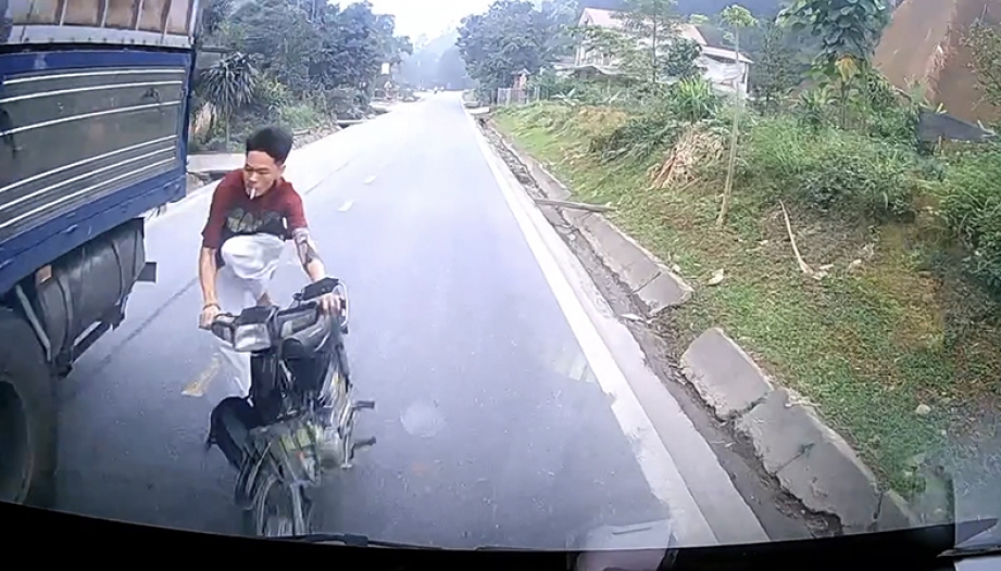 Clip TNGT: Vượt ẩu không quan sát, thanh niên đi xe máy vứt cả xe nhảy ra ngoài khi đấu đầu xe tải.