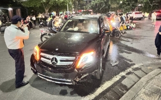 Ảnh TNGT: Uống rượu lái xe, tài xế Mercedes-Benz GLK đâm hàng loạt xe máy tại Hà Nội
