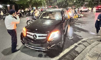 Ảnh TNGT: Uống rượu lái xe, tài xế Mercedes-Benz GLK đâm hàng loạt xe máy tại Hà Nội