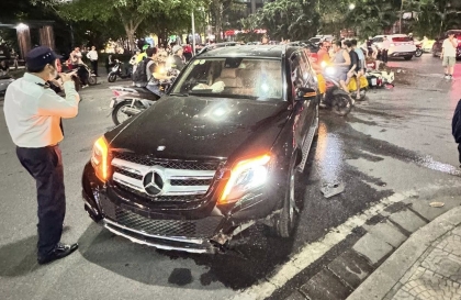 Ảnh TNGT: Uống rượu lái xe, tài xế Mercedes-Benz GLK đâm hàng loạt xe máy tại Hà Nội