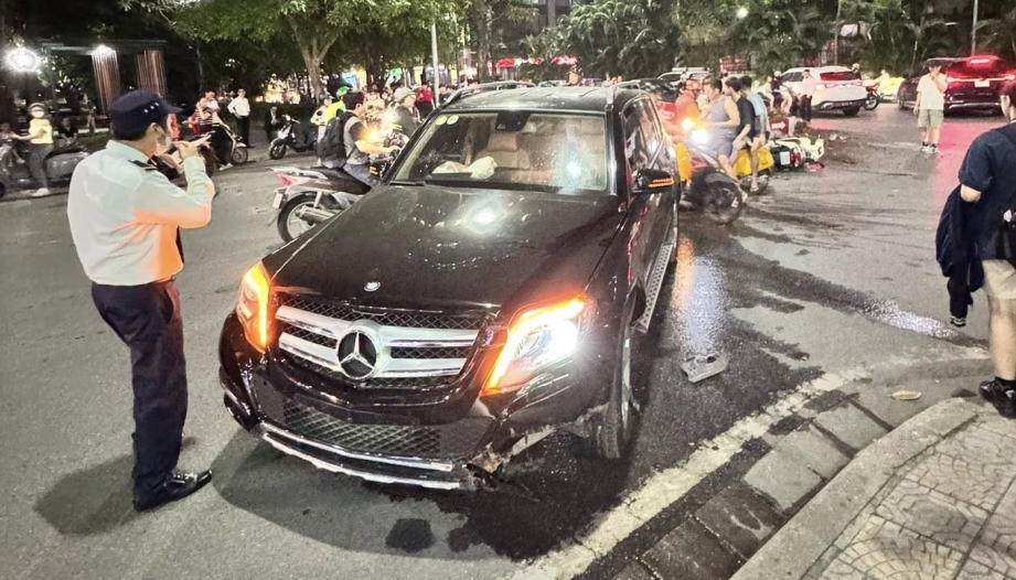 Ảnh TNGT: Uống rượu lái xe, tài xế Mercedes-Benz GLK đâm hàng loạt xe máy tại Hà Nội