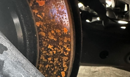 Hiện tượng rỉ này trên đĩa phanh của Limo Green là sao các bác?