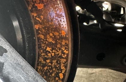 Hiện tượng rỉ này trên đĩa phanh của Limo Green là sao các bác?