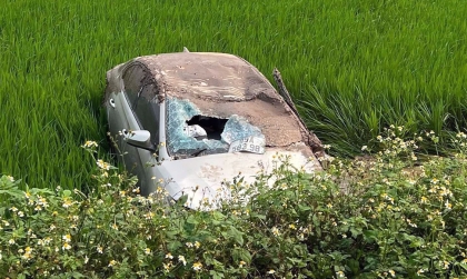 Ảnh TNGT: Toyota Vios văng xuống ruộng khi đầu đầu cùng Hyundai Grand i10