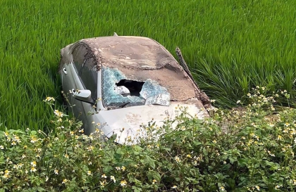 Ảnh TNGT: Toyota Vios văng xuống ruộng khi đầu đầu cùng Hyundai Grand i10