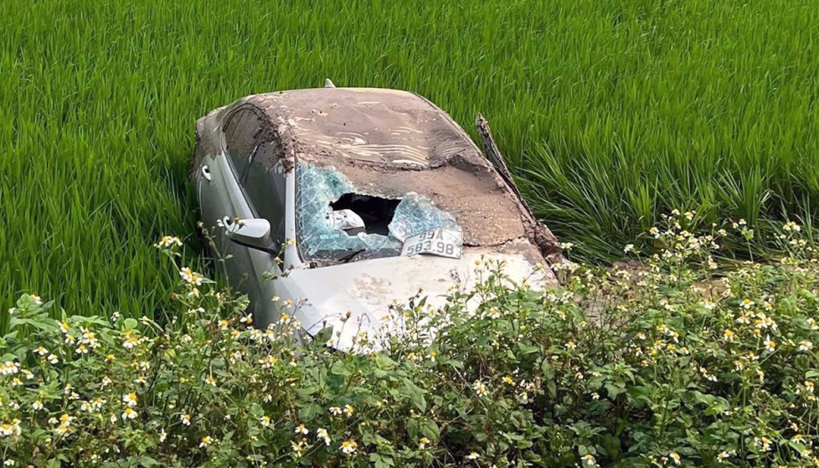 Ảnh TNGT: Toyota Vios văng xuống ruộng khi đầu đầu cùng Hyundai Grand i10