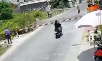Clip TNGT: Bất ngờ với thanh niên đi xe máy định 