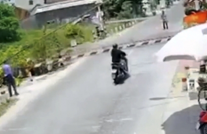 Clip TNGT: Bất ngờ với thanh niên đi xe máy định