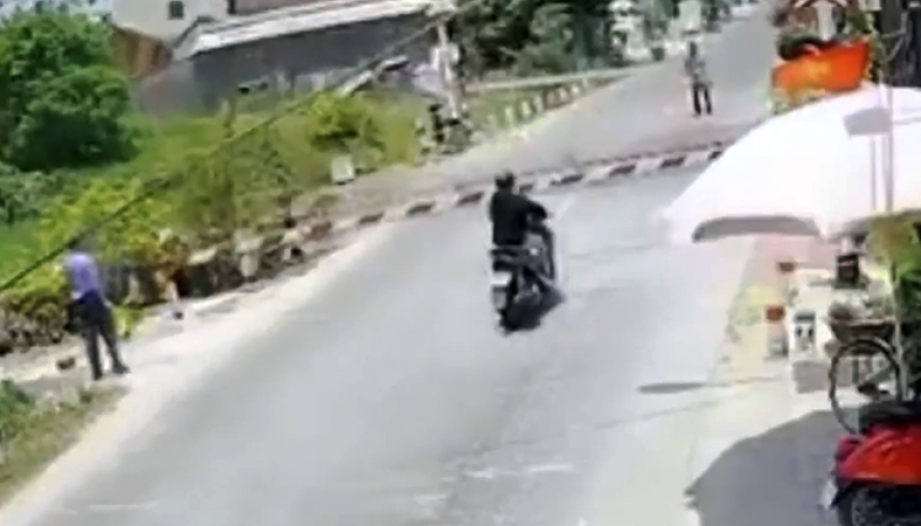 Clip TNGT: Bất ngờ với thanh niên đi xe máy định 