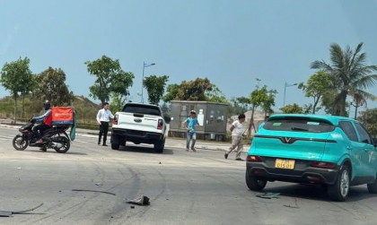 Ảnh TNGT: VinFast VF 5 đọ độ cứng cùng Ford Ranger Stormtrak