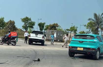 Ảnh TNGT: VinFast VF 5 đọ độ cứng cùng Ford Ranger Stormtrak