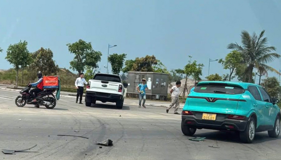 Ảnh TNGT: VinFast VF 5 đọ độ cứng cùng Ford Ranger Stormtrak