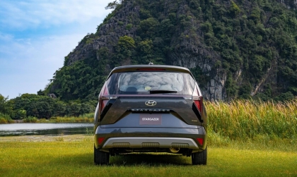 Hyundai Stargazer bị lỗi ốp sau thế này là sao các bác?
