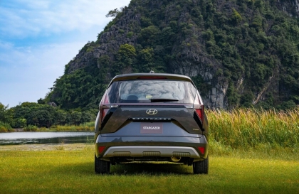 Hyundai Stargazer bị lỗi ốp sau thế này là sao các bác?