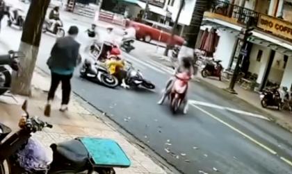 Clip TNGT: Ủa chị ơi, đừng đùa nữa mà, người ta đang ngã đau...