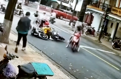 Clip TNGT: Ủa chị ơi, đừng đùa nữa mà, người ta đang ngã đau...