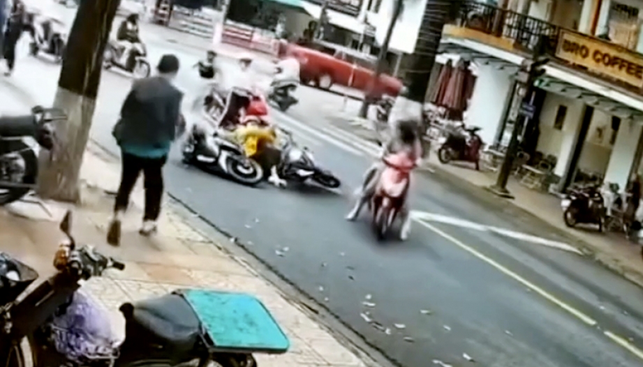 Clip TNGT: Ủa chị ơi, đừng đùa nữa mà, người ta đang ngã đau...