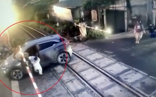 Clip TNGT: VinFast VF 6 cố băng qua đường sắt khi rào chắn đã hạ, bị tàu hoả đâm biến dạng tại Hanoi