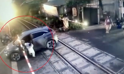 Clip TNGT: VinFast VF 6 cố băng qua đường sắt khi rào chắn đã hạ, bị tàu hoả đâm biến dạng tại Hanoi