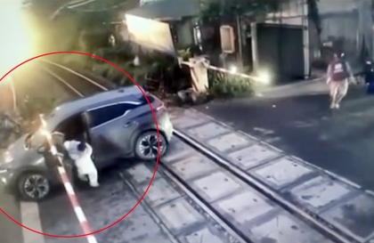 Clip TNGT: VinFast VF 6 cố băng qua đường sắt khi rào chắn đã hạ, bị tàu hoả đâm biến dạng tại Hanoi