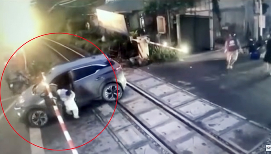 Clip TNGT: VinFast VF 6 cố băng qua đường sắt khi rào chắn đã hạ, bị tàu hoả đâm biến dạng tại Hanoi