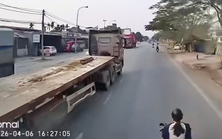 Clip TNGT: Tài xế ẩn cô gái và xe máy dưới gầm xe đi 500m mà không biết gì