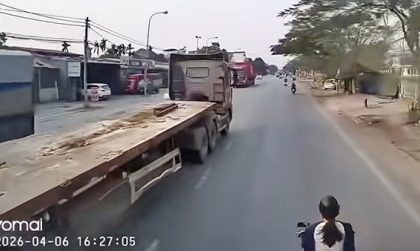 Clip TNGT: Tài xế ẩn cô gái và xe máy dưới gầm xe đi 500m mà không biết gì