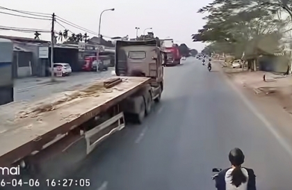 Clip TNGT: Tài xế ẩn cô gái và xe máy dưới gầm xe đi 500m mà không biết gì